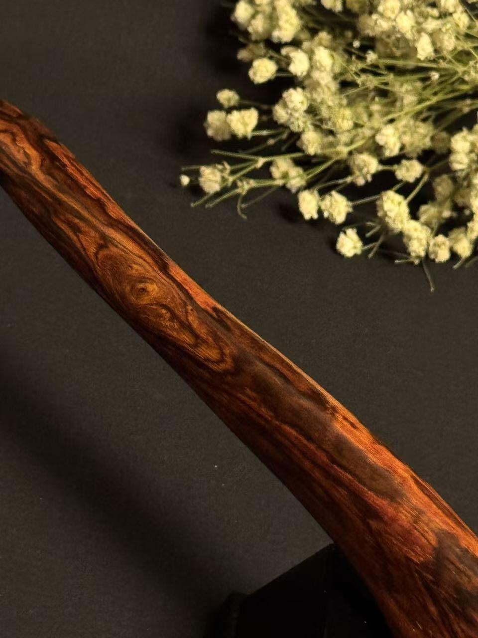 零元拍：NO.3海南黄花梨满鬼脸花纹随形文玩把玩棍，尺寸约：41/4.2/1.8CM