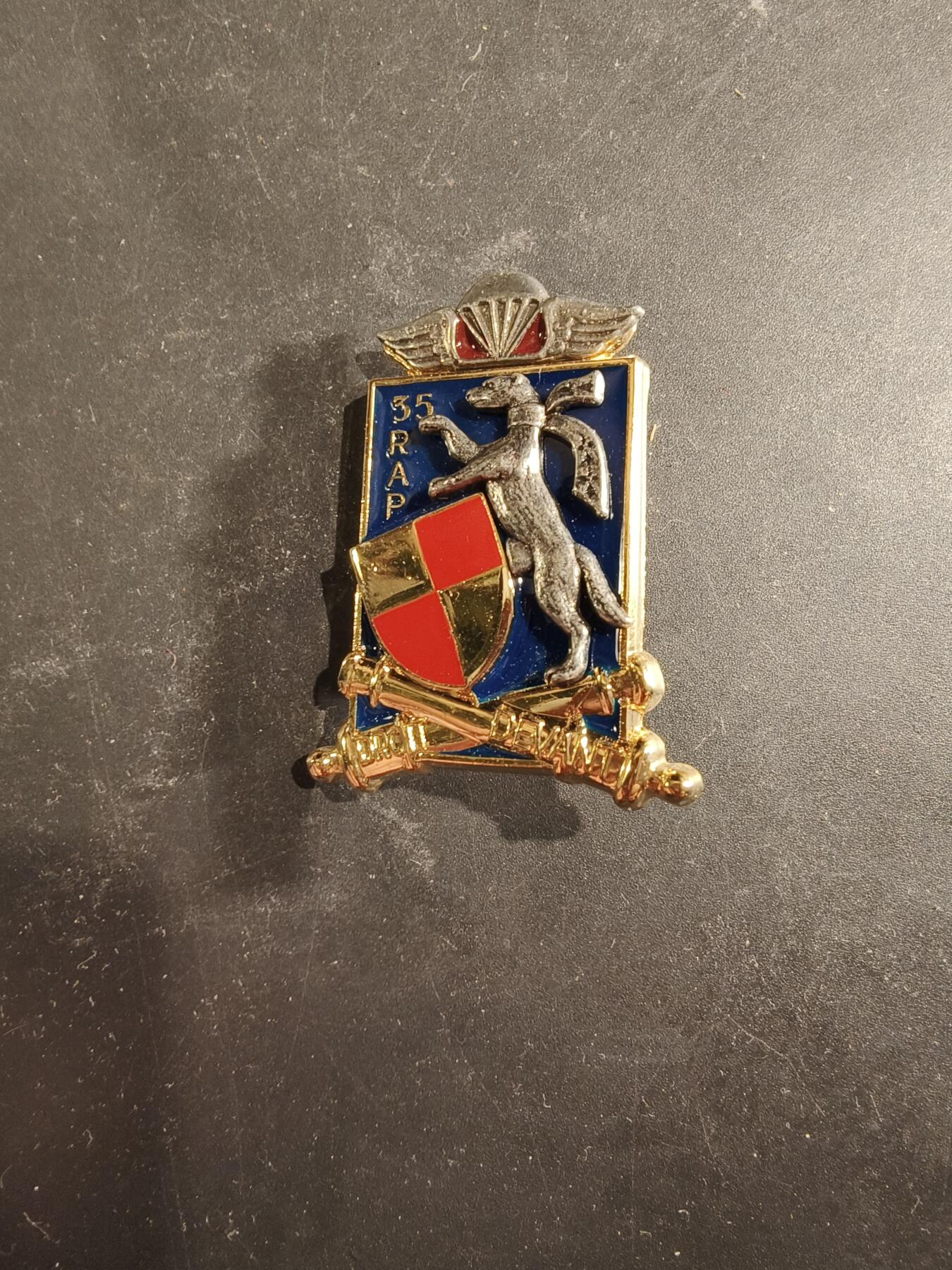 老王徽章第189期 法国陆军第35空降炮兵团证章     该团是法国空降部队的重要单位，曾参与包括奠边府战役在内的多次冲突