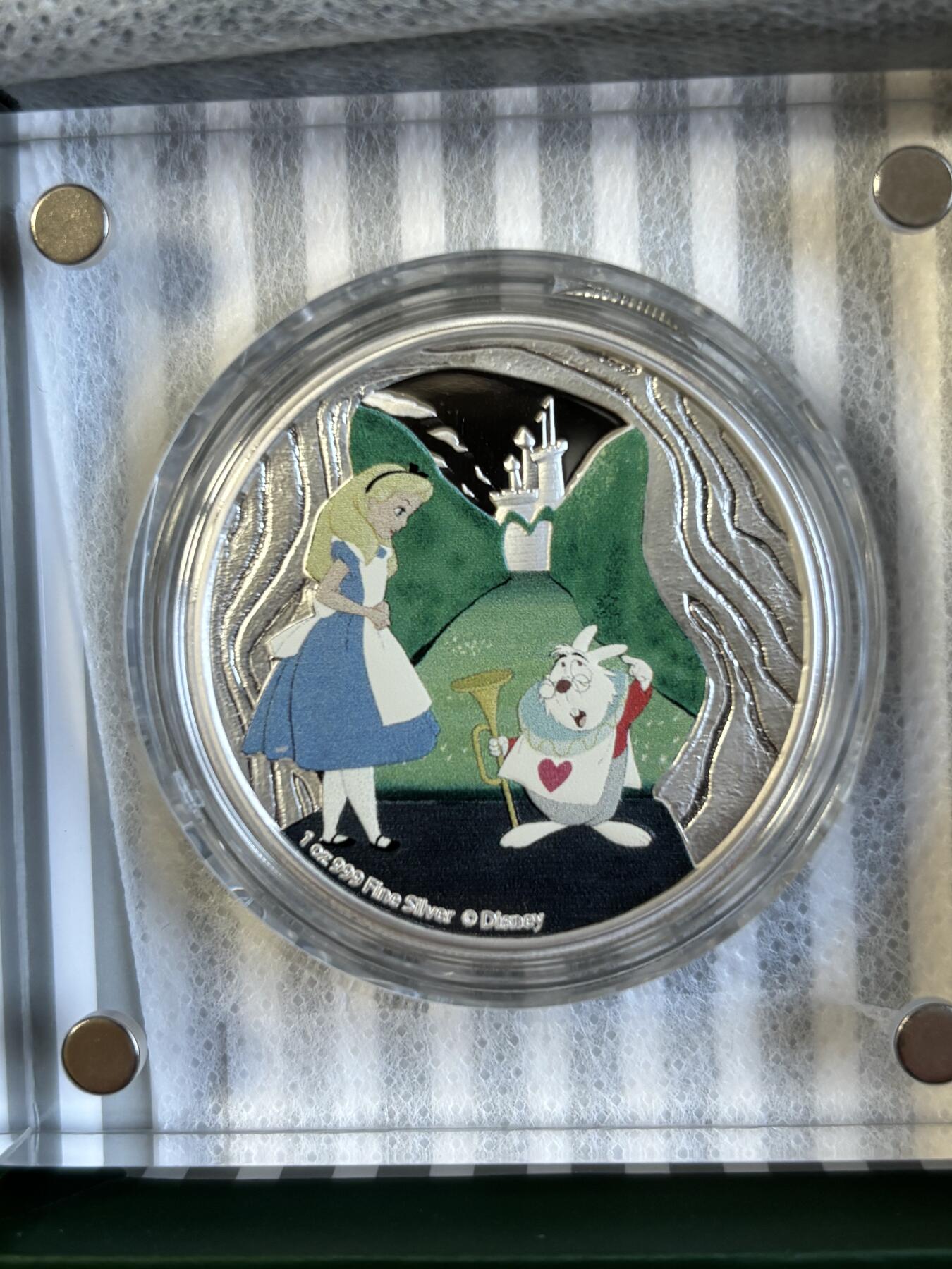 第195期拍卖 纽埃2021年迪士尼爱丽丝梦游仙境-白兔纪念彩银币，999银，发行2000枚