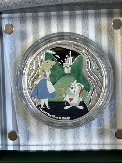 第195期拍卖 - 纽埃2021年迪士尼爱丽丝梦游仙境-白兔纪念彩银币，999银，发行2000枚