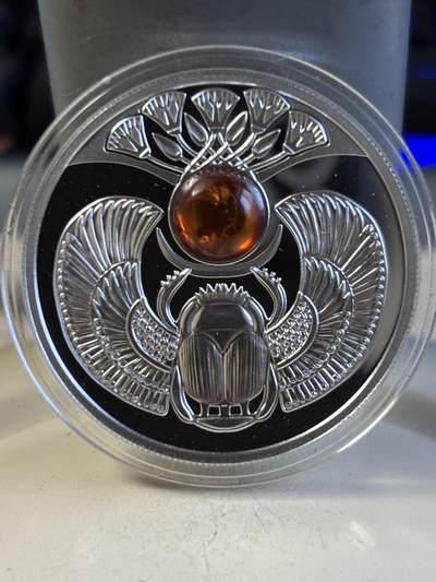 第195期拍卖 - 纽埃2016年古埃及圣甲虫系列镶嵌琥珀纪念银币，999银，17.5克，发行500枚