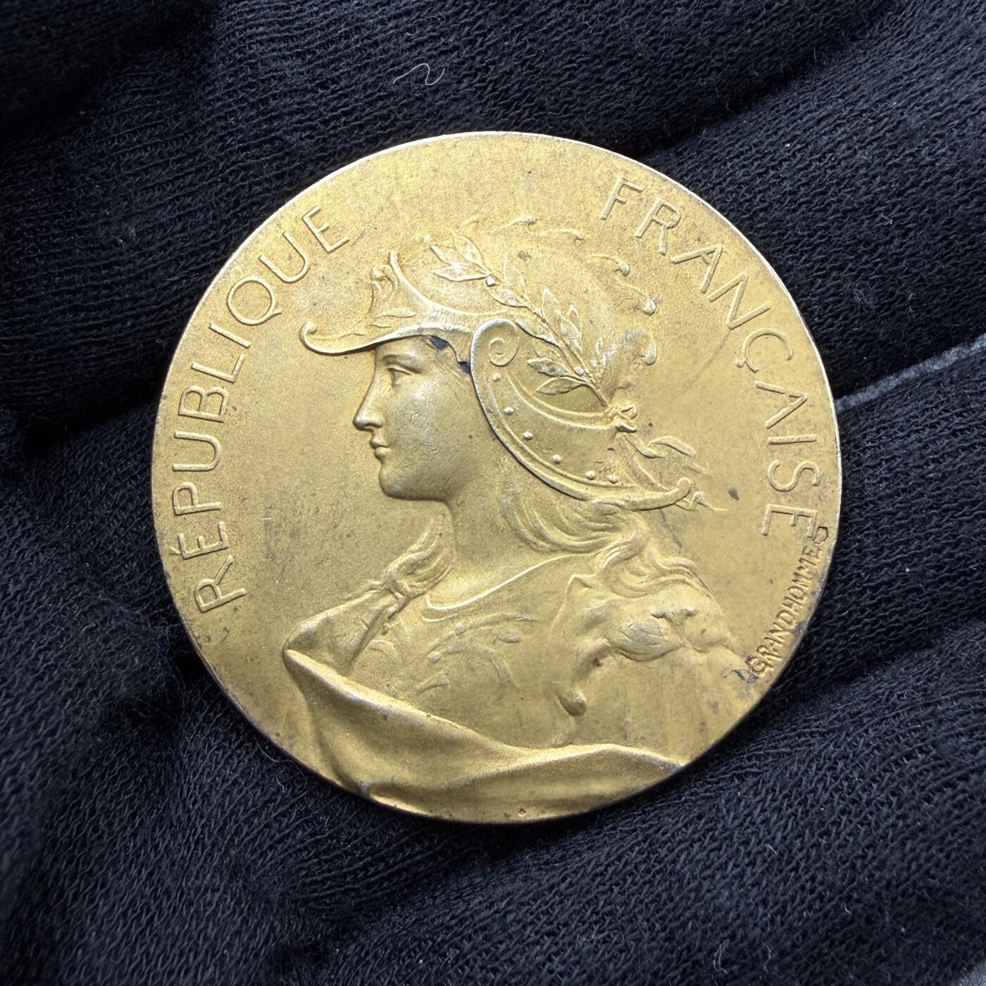 「木头集藏」“春启藏心”——章牌精品专场 G.Prud'homme～法国塞纳省楠泰尔速记员联盟原盒镀金银奖章，直径：41 mm，30.3 g，边铭：菱形厂标 ARGENT，少见戎装玛丽安娜形象，名家作品，原盒正常使用。