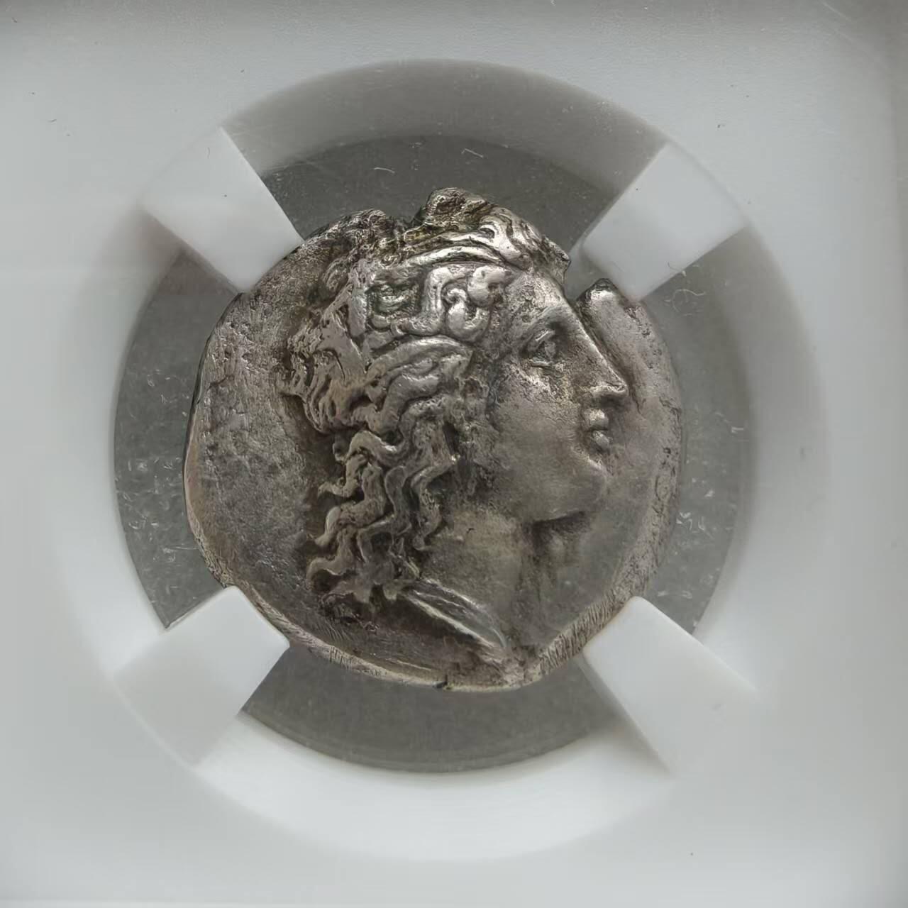 瓶子🏺第234期拍卖会  古希腊梅塔蓬城德墨忒耳女神银币，公元前350年至前290年，是南意大利“大希腊”地区梅塔蓬城邦发行的1诺姆斯面值银币，重7.13克。 正面为丰收女神德墨忒耳的侧面头像，背面图案为一株饱满的大麦穗，象征丰收与富足。梅塔蓬城位于今意大利南部，由希腊移民于公元前700年左右建立