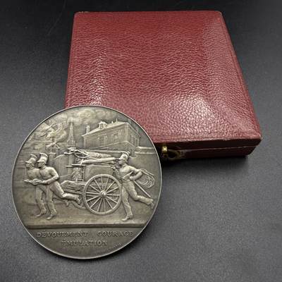 「木头集藏」“春启藏心”——章牌精品专场 - A.Dubois～1913年法国勒芒市消防竞赛原盒银奖章，50mm，57.6 g，边铭：丰饶角 1ARGENT，大师经典作品，少见消防题材，品相很好，原盒正常使用