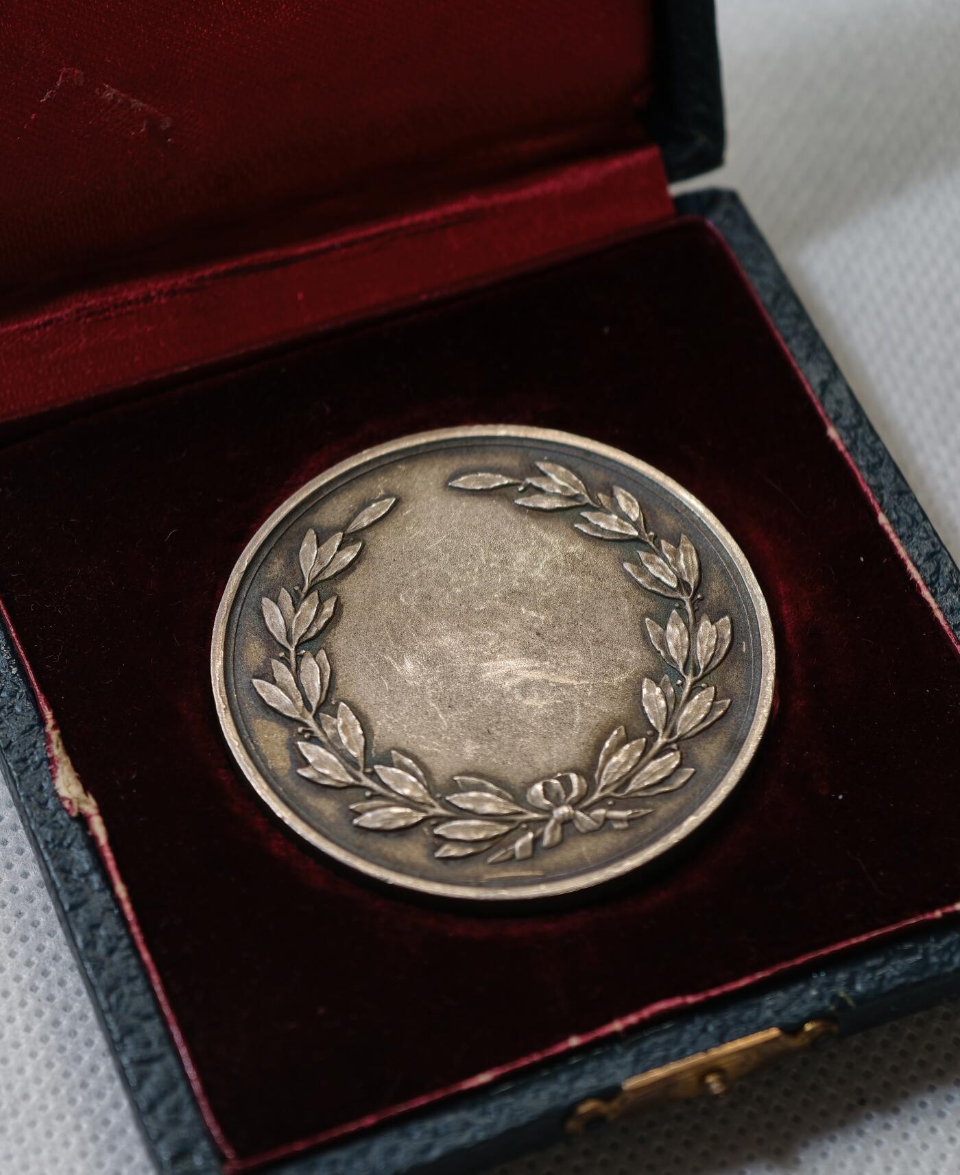 甄臻铺-世界币章拍卖（第56期），送拍享返佣金等优惠多多 法国勒阿弗尔市徽银章，直径40.7毫米，重38.1克，含银量950‰，带原装盒子。正面是勒阿弗尔市徽，火盆上的蝾螈，下方船锚麦穗，边缘月桂枝叶，边缘有个老磕。