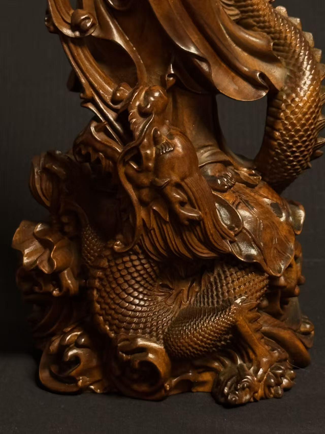 零元拍：黄杨木精雕（古法做旧工艺）观音立像，高约22CM，开脸慈悲宁静，双目微垂，发髻高挽，衣袂飘逸流畅，右手持杨柳枝，左手托净瓶，姿态温婉慈悲，是典型的“杨柳观音”形象。