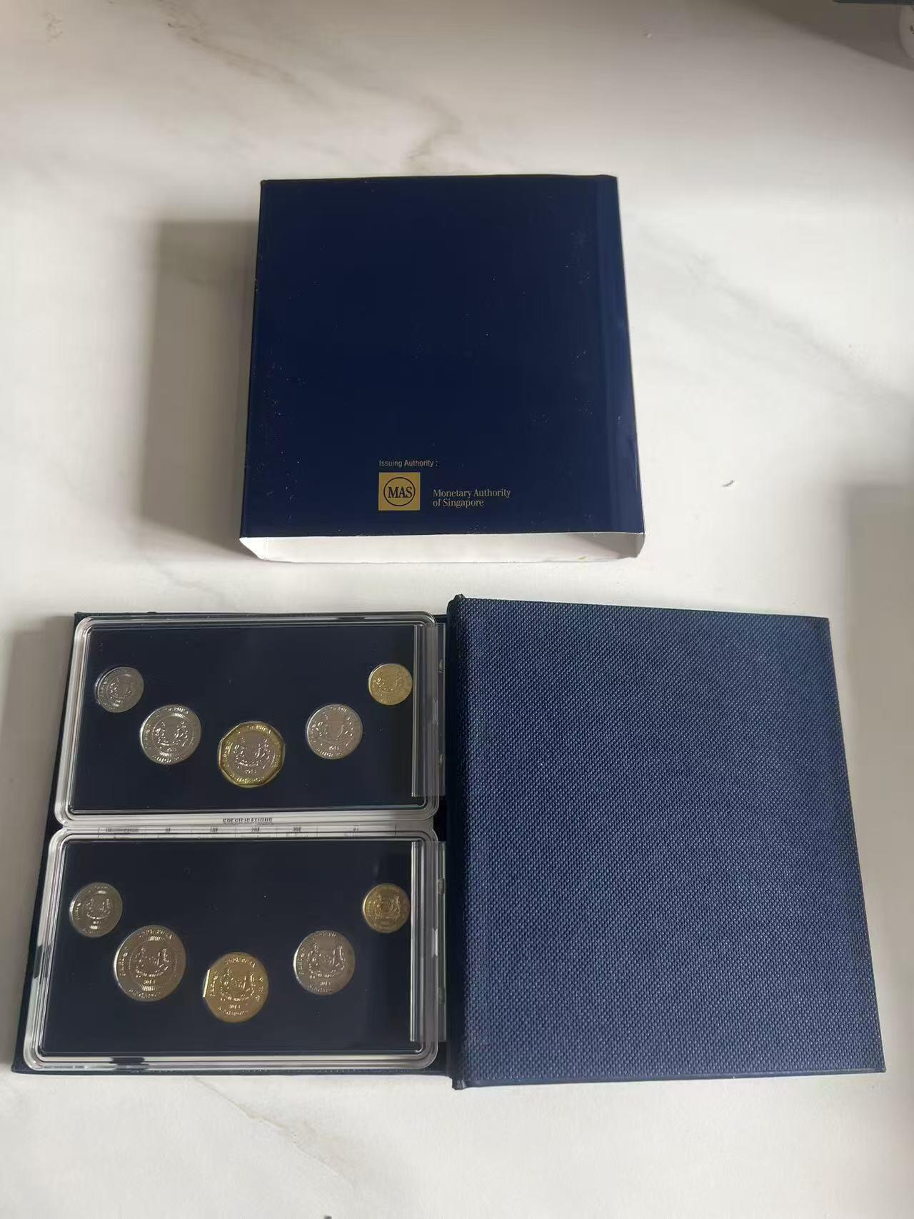 ❤️【币观天下】❤️ 第346期钱币拍卖场- 2026.3.27周五晚上6点半场 长期征集拍品  新加坡2013年新老版本交替官方原装套币 精致皮包装