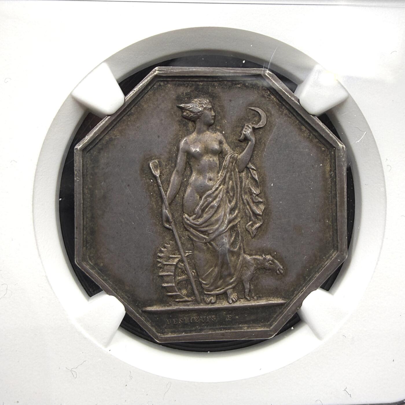 「木头集藏」“春启藏心”——章牌精品专场 法国阿卡雄农业与工业公司八角银章，MS 61,直径：32 mm，边铭：油灯 （1832-1841年），背面法语：阿卡雄农业与工业公司，比较少见。