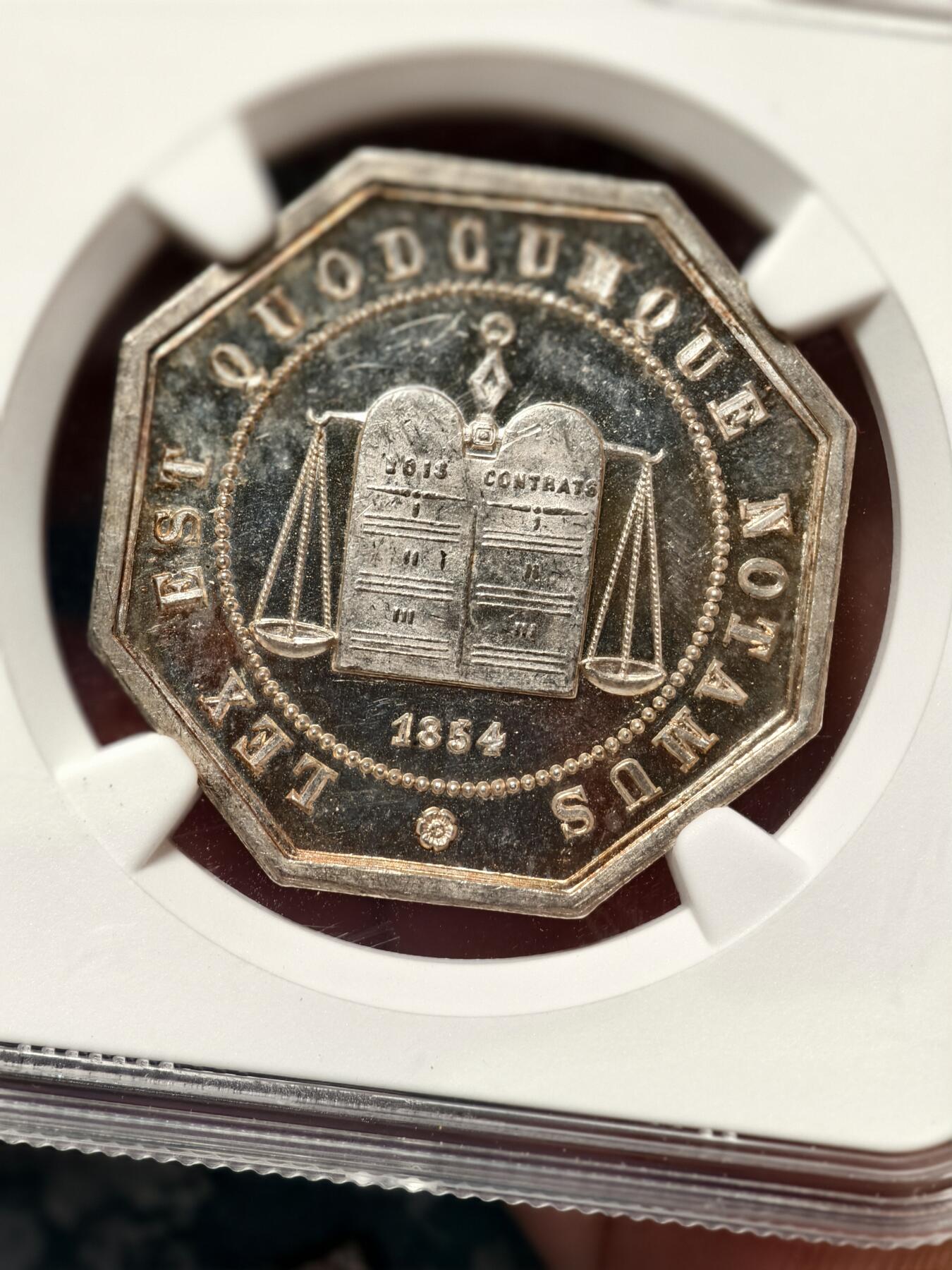 抚柳草堂-第十九期章牌钱币  奖章勋章限时免佣 满百包邮 放漏专场 1854NGC MS64 法国亚眠公证处八角银章 极美品PL底板 950银丰饶角银标