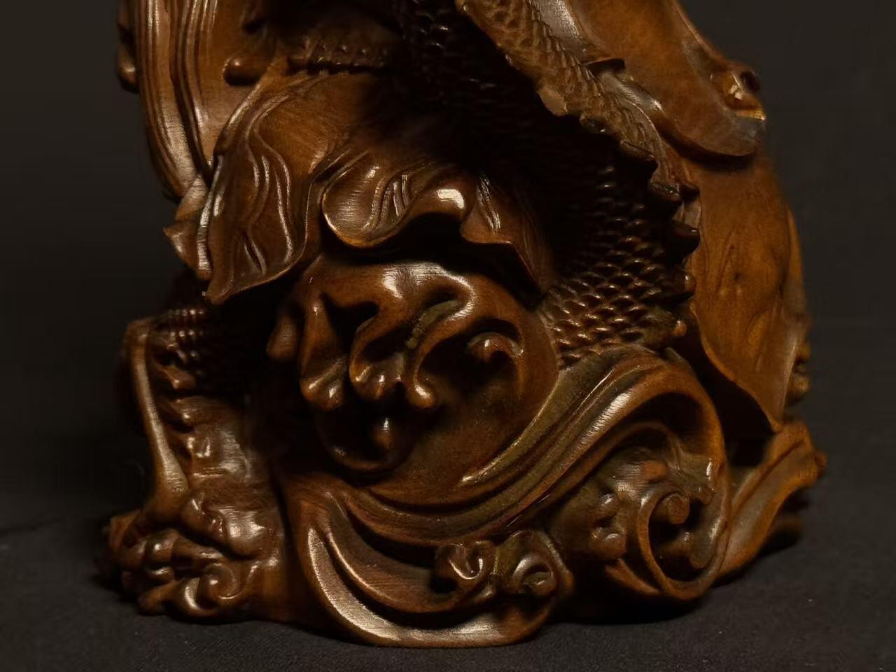 零元拍：黄杨木精雕（古法做旧工艺）观音立像，高约22CM，开脸慈悲宁静，双目微垂，发髻高挽，衣袂飘逸流畅，右手持杨柳枝，左手托净瓶，姿态温婉慈悲，是典型的“杨柳观音”形象。