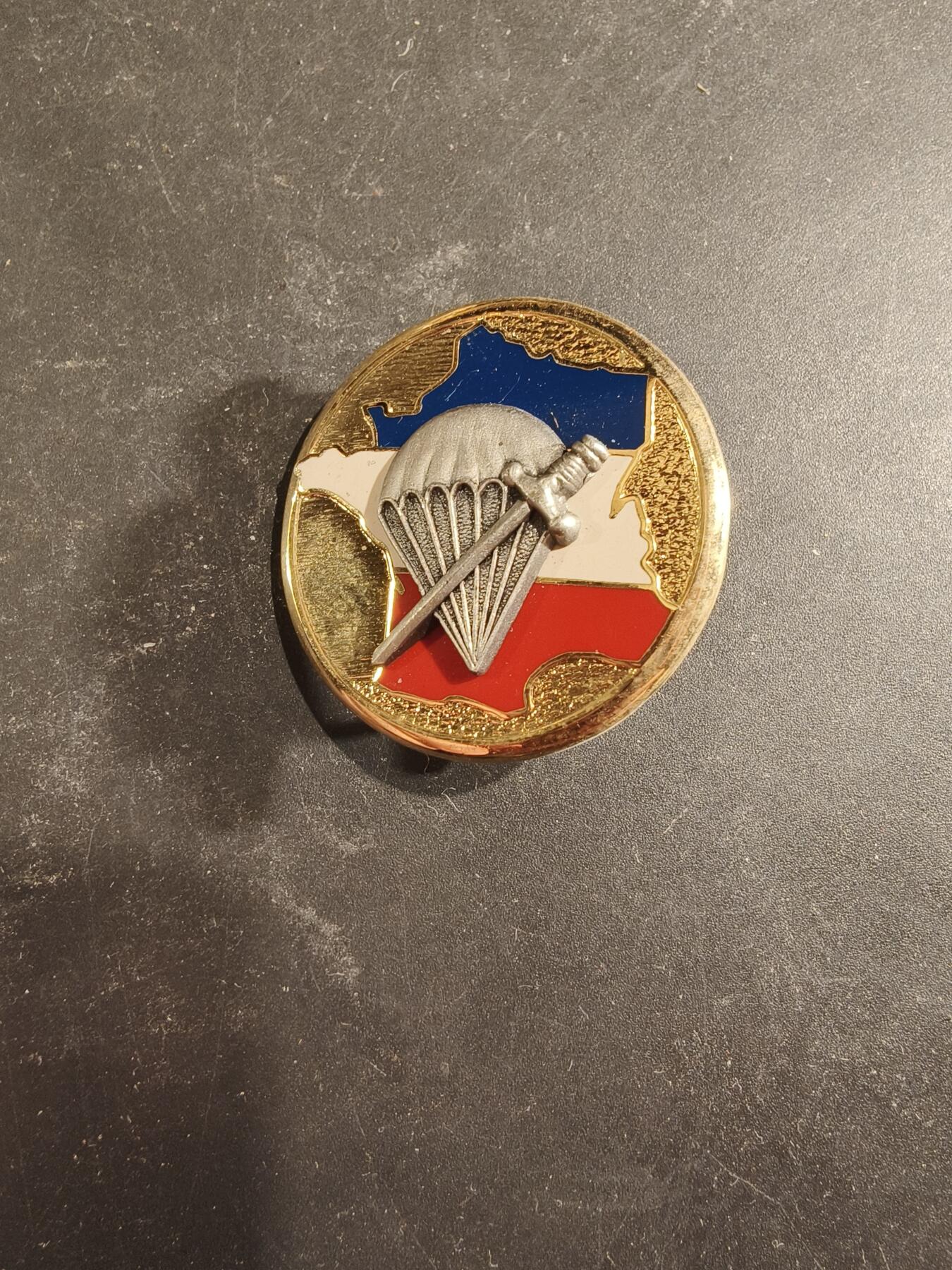 老王徽章第189期 法国陆军第1突击伞兵营证章       该单位成立于1943年，属于法国陆军，于1963年解散