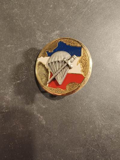老王徽章第189期 - 法国陆军第1突击伞兵营证章       该单位成立于1943年，属于法国陆军，于1963年解散