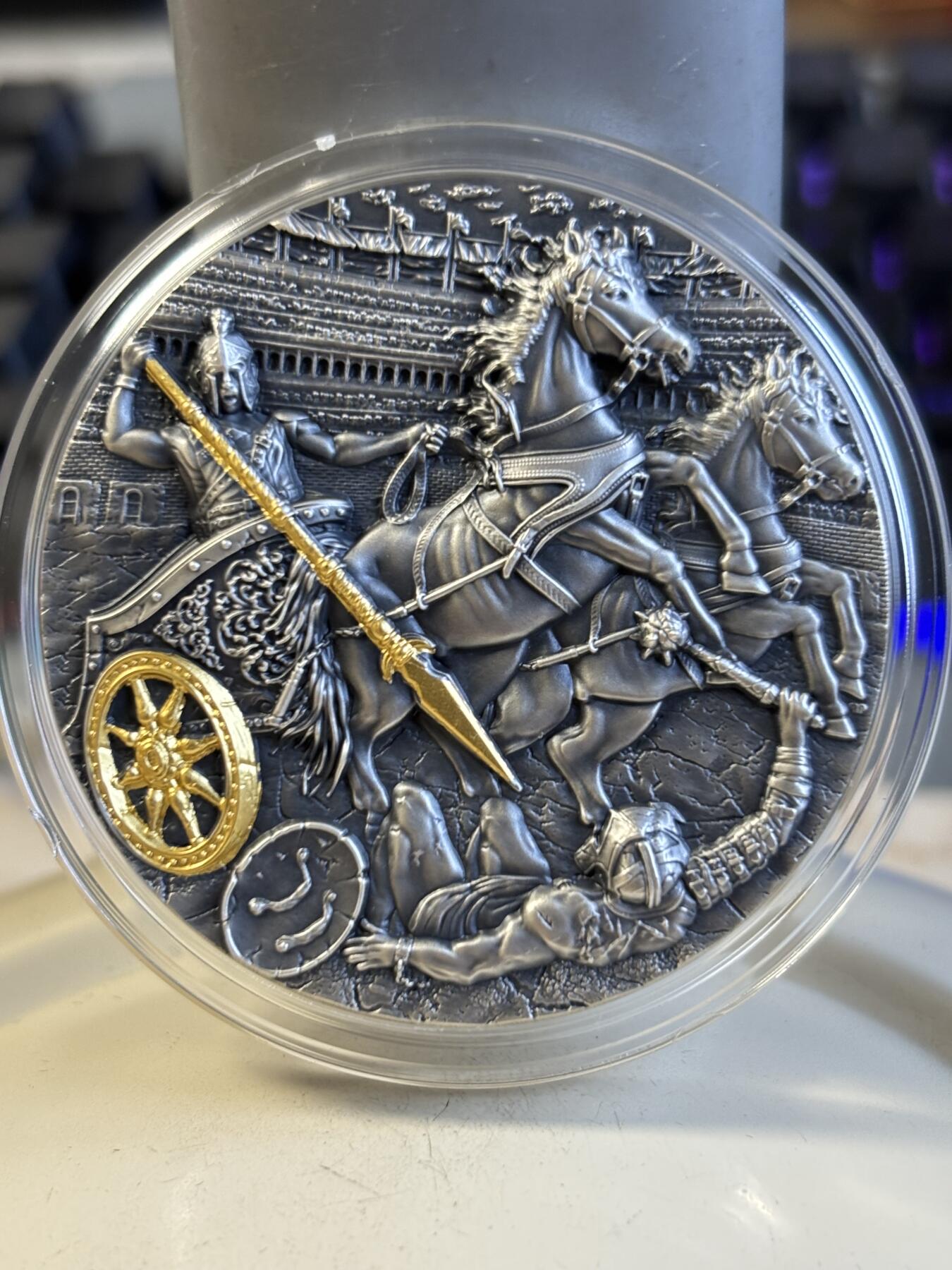 第195期拍卖 纽埃2019年战车系列1古罗马战车2盎司高浮雕纪念银币，999银，发行量500枚