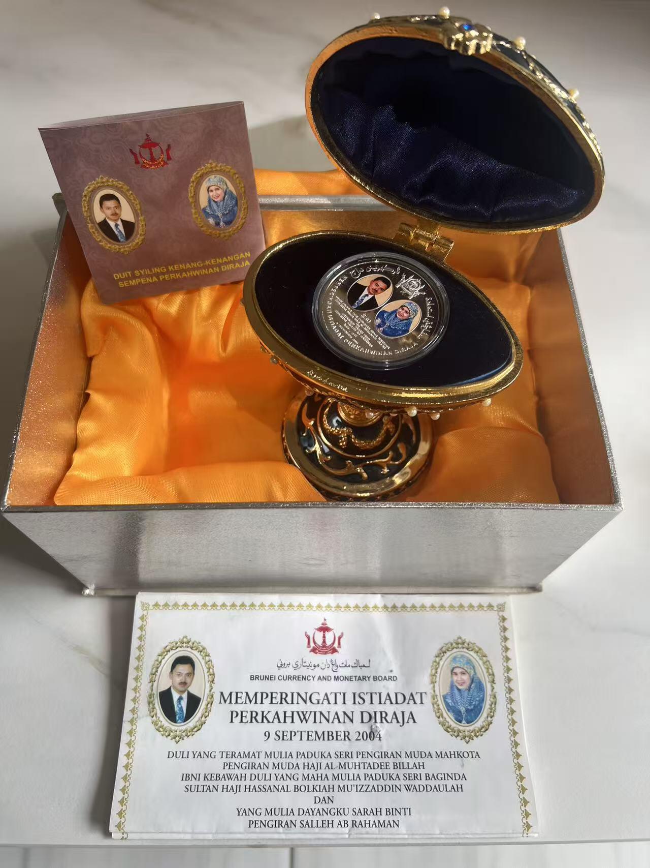 ❤️【币观天下】❤️ 第346期钱币拍卖场- 2026.3.27周五晚上6点半场 长期征集拍品  文莱2004年王储皇家婚礼皇家礼盒全银精制币 受邀婚礼嘉宾独家礼盒 1盎司999银 非常稀少