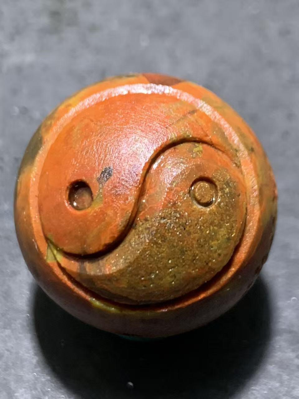 精美亚光冰飘战国红玛瑙手工雕刻道字太极阴阳鱼珠一颗！