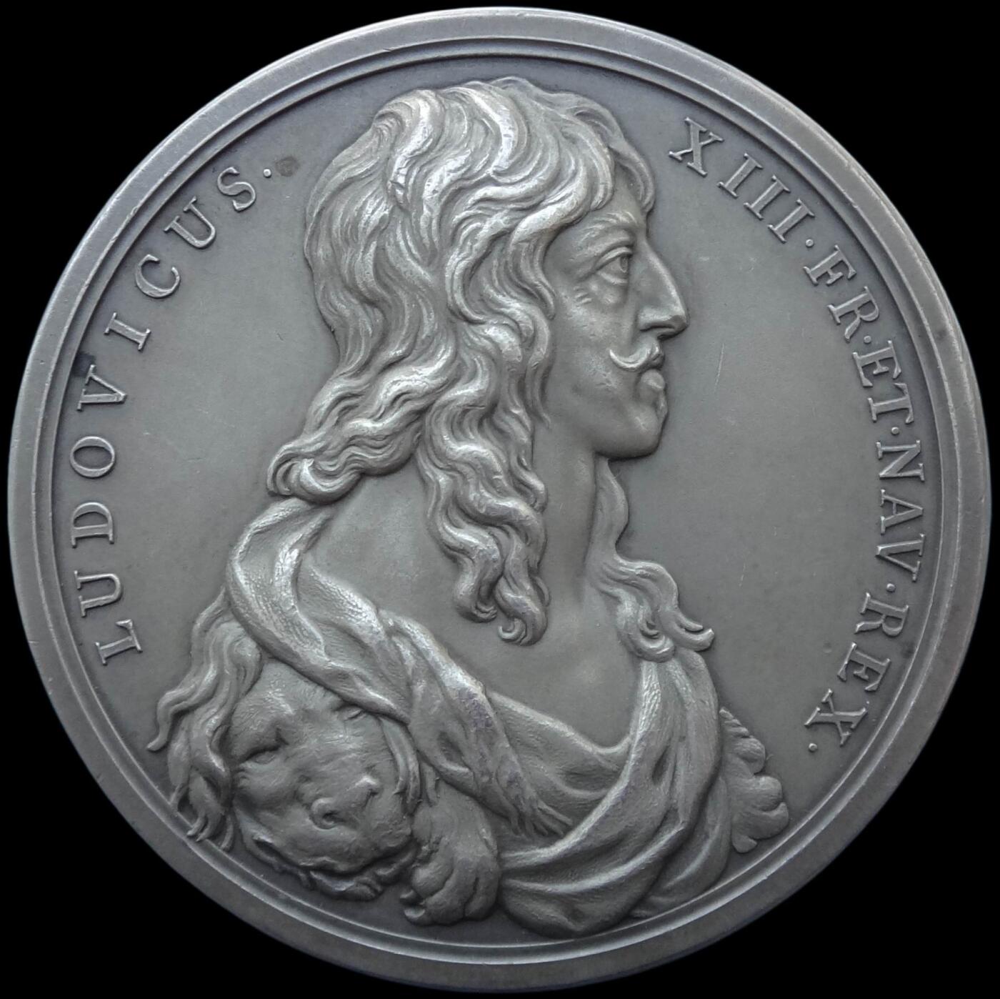 「木头集藏」“春启藏心”——章牌精品专场 Roëttiers和Bernard作品，法国路易十三的誓愿大银章，MS 62 ，直径：70mm，151 g，边铭：丰饶角 ARGENT。罕见品种！巴黎造币厂19世纪末至1907年之间铸造，此时正是巴黎造币厂铸造工艺的巅峰时期。实物品相上佳，非常精美。正面是法国国王路易十三肖像，背面是路易十三在巴黎圣母院将象征王权的王冠和权杖奉献给圣母玛利亚。