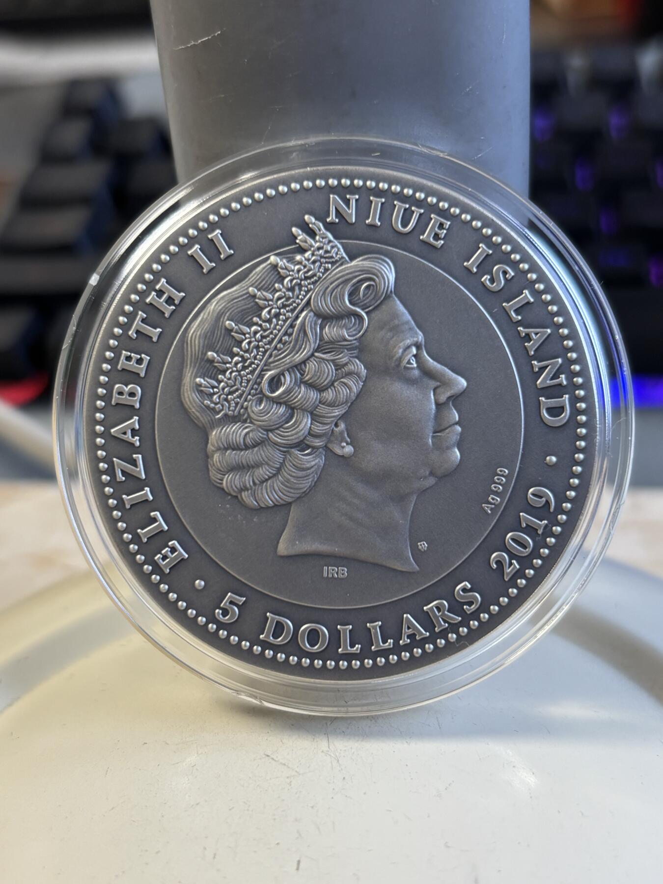 第195期拍卖 纽埃2019年战车系列1古罗马战车2盎司高浮雕纪念银币，999银，发行量500枚