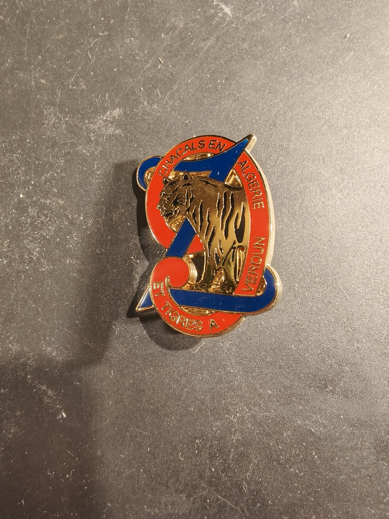 老王徽章第189期 法国陆军第9祖阿夫步兵团证章     该团成立于1914年绰号为“阿尔及利亚的豺狼”和“凡尔登的猛虎”，揭示了其在起源地阿尔及利亚和一战时期凡尔登战役的杰出表现 