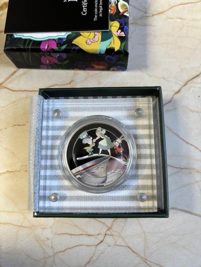 第195期拍卖 - 纽埃2021迪士尼爱丽丝梦游仙境-疯帽子彩色银币，999银，发行2000枚