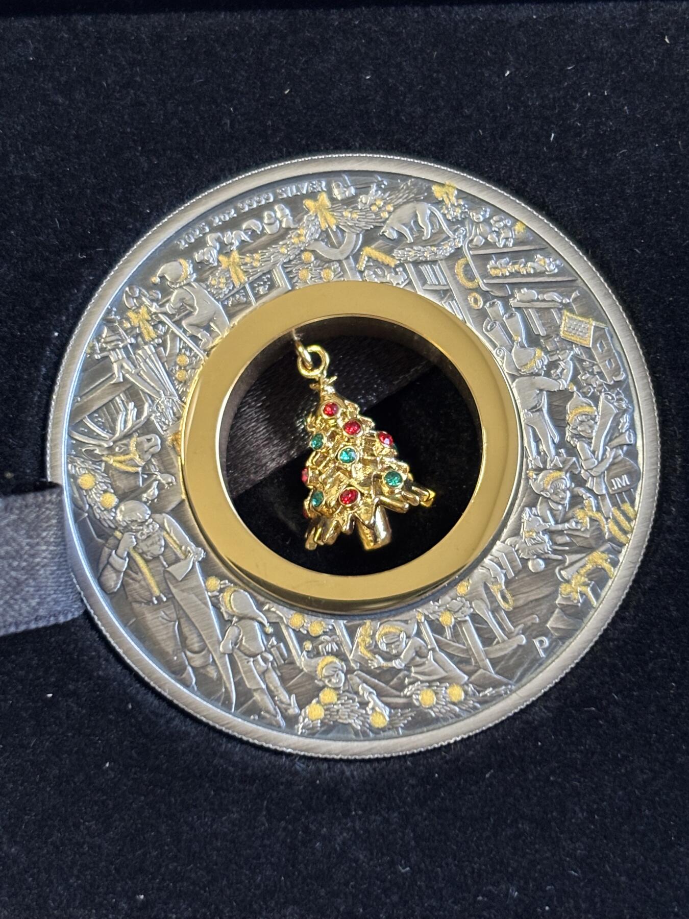 第195期拍卖 澳大利亚2025年圣诞系列中空镶嵌圣诞树2盎司仿古银币，9999银，发行2500枚