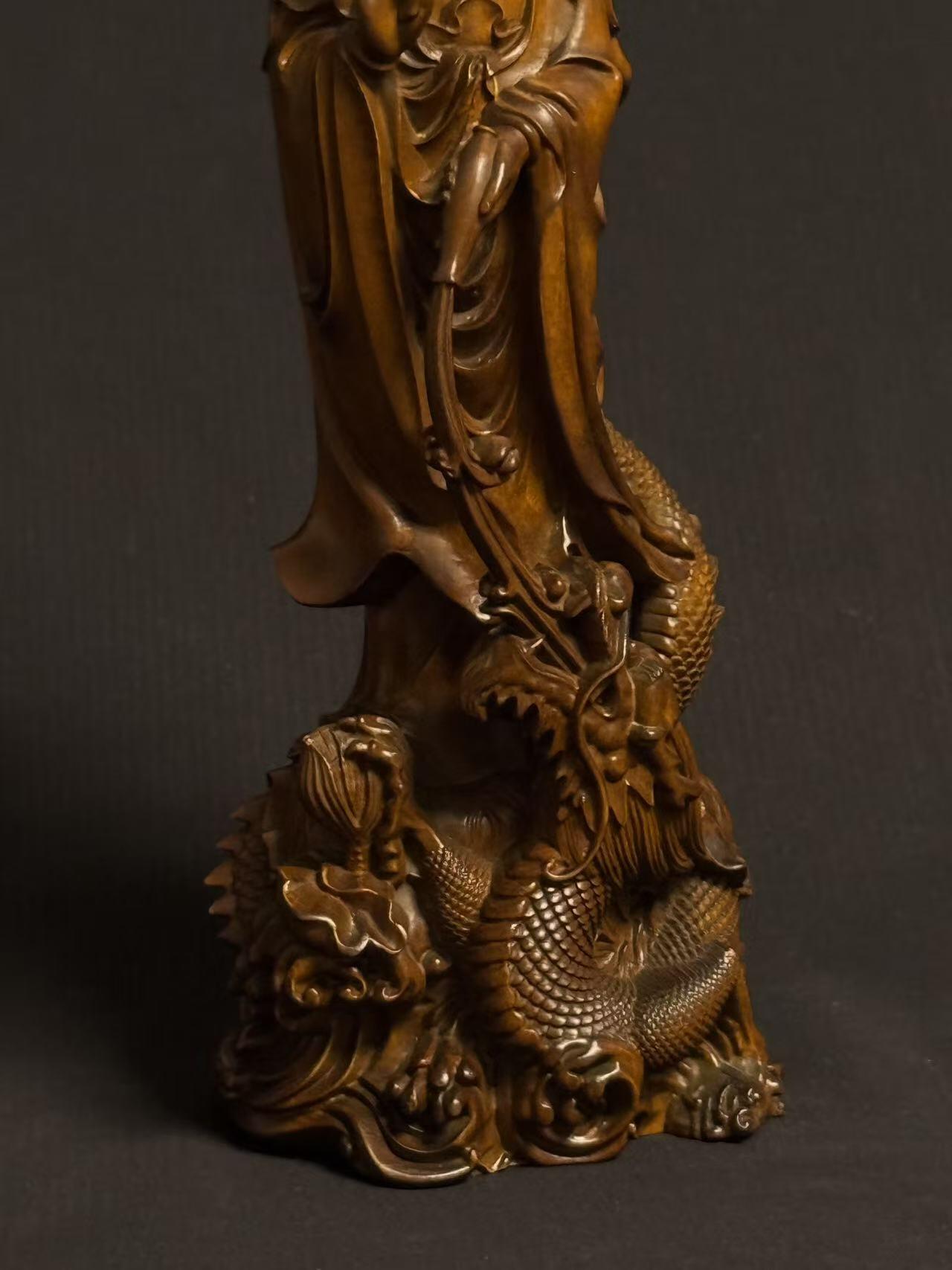 零元拍：黄杨木精雕（古法做旧工艺）观音立像，高约22CM，开脸慈悲宁静，双目微垂，发髻高挽，衣袂飘逸流畅，右手持杨柳枝，左手托净瓶，姿态温婉慈悲，是典型的“杨柳观音”形象。