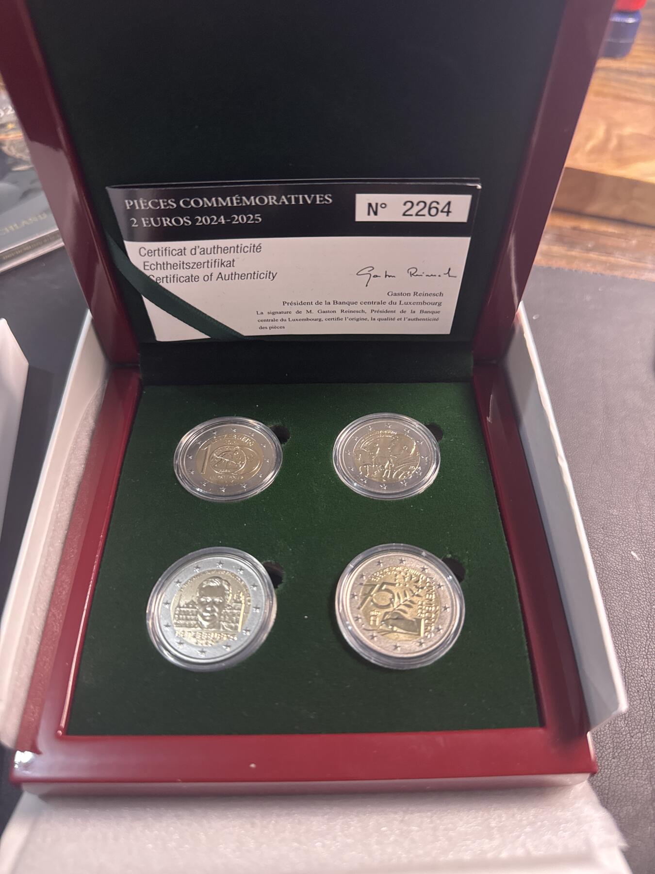 ❤️【币观天下】❤️ 第346期钱币拍卖场- 2026.3.27周五晚上6点半场 长期征集拍品  卢森堡 2024-2025 4枚2欧元反向精制纪念币 豪华木盒装带证书 发行量仅2500套
