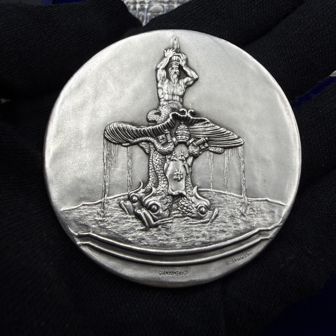 「木头集藏」“春启藏心”——章牌精品专场 Giandomenico～意大利罗马著名景点系列银章四枚原盒套装 ，意大利著名造币厂Stefano Johnson铸造，直径：60mm，四枚总重456克，每枚背面都标有厂铭和含银量800。银章正面展示的是罗马举世闻名的4个景点：特雷维喷泉、圣三一教堂与西班牙阶梯、特里同喷泉、罗马角斗场。