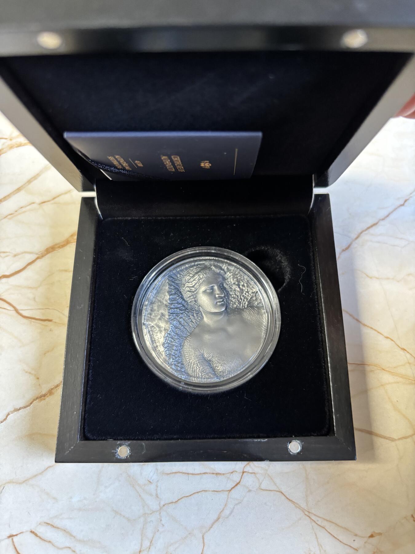 第195期拍卖 纽埃2023年雕塑系列2维纳斯2盎司高浮雕仿古银币,999银，发行500枚