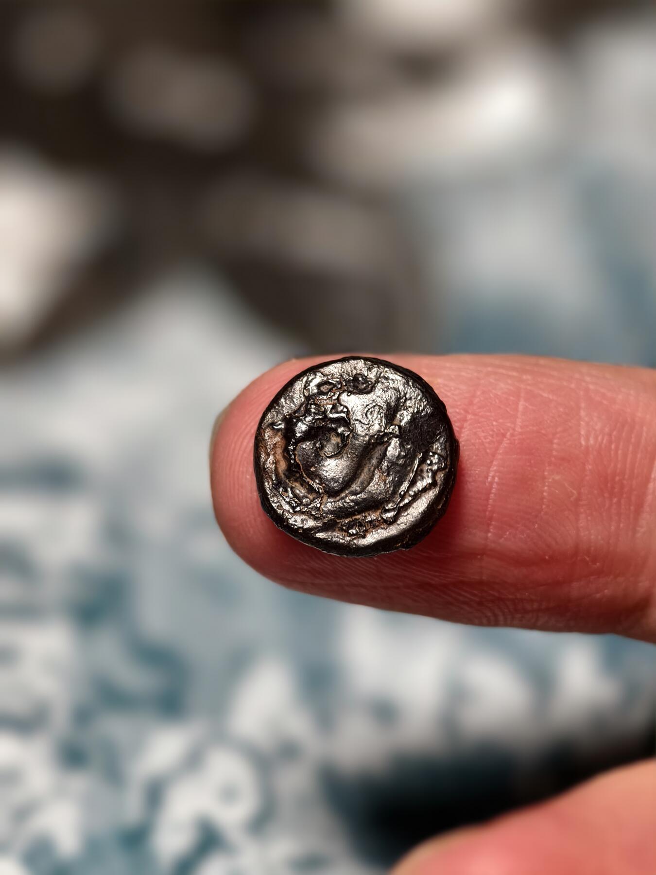 抚柳草堂-第十九期章牌钱币  奖章勋章限时免佣 满百包邮 放漏专场 三佛齐王国末期至满者伯夷王国早期打制小银币 1.5g重 正面有檀香花徽记，背面爪哇岛文，面值1 Unit或称Masa