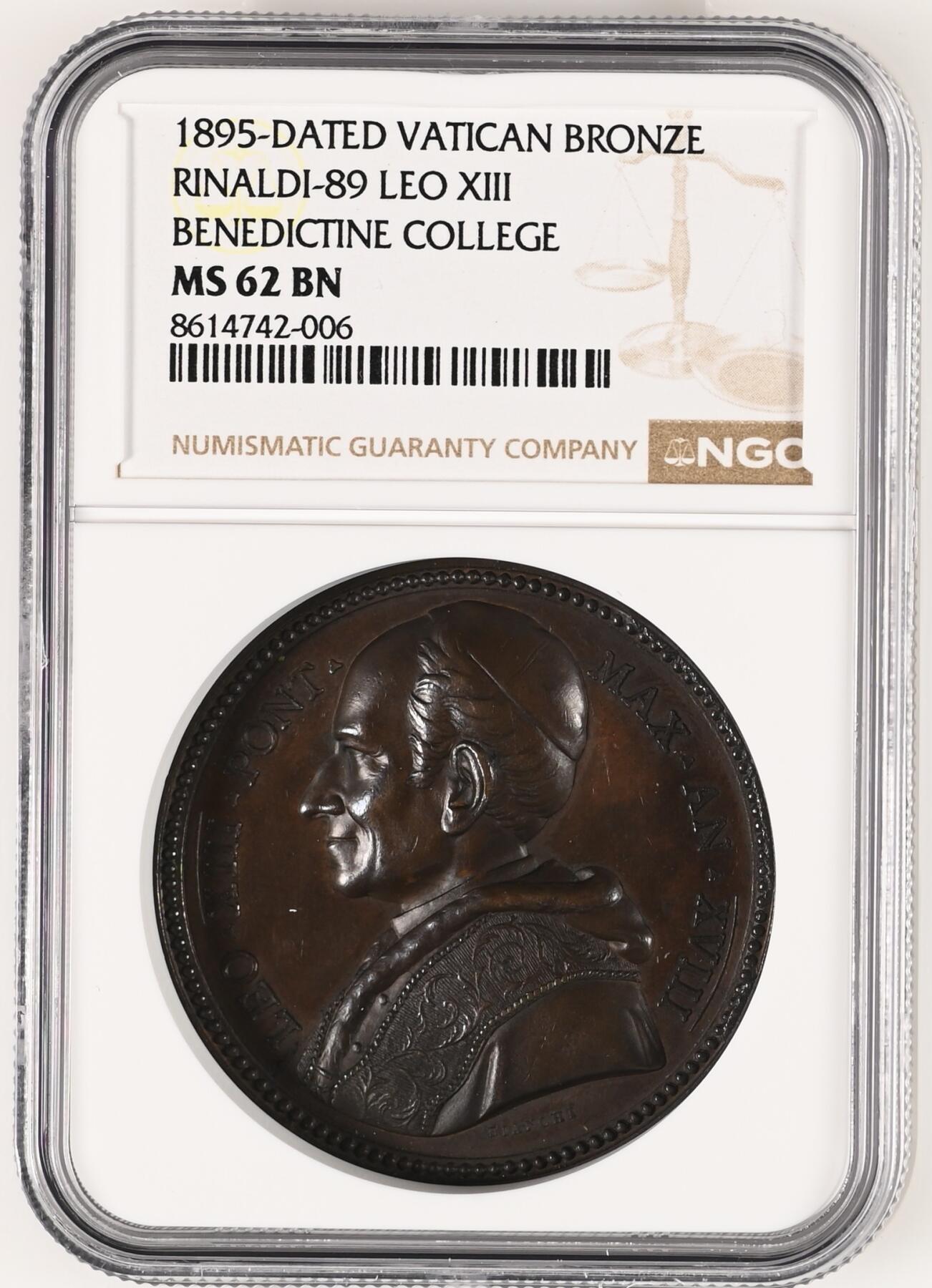 「木头集藏」“春启藏心”——章牌精品专场 E. BIANCHI ～1895年梵蒂冈教皇利奥十三世“本笃会神学院”纪念铜章，MS 62 BN，直径：44 mm，背面外环拉丁语：“为培育圣本笃的门徒，重燃昔日荣光”，品相还不错。