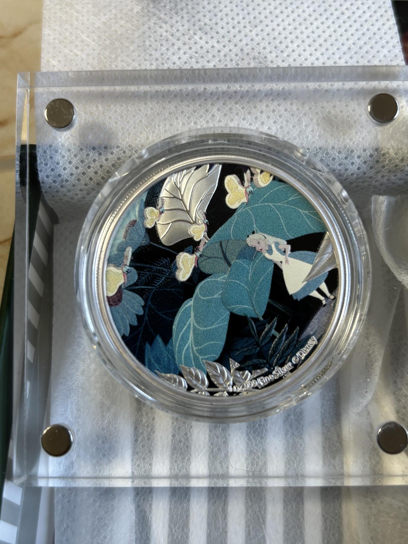 第195期拍卖 纽埃2021年迪士尼爱丽丝梦游仙境-爱丽丝彩银币，999银，1盎司，发行2000枚