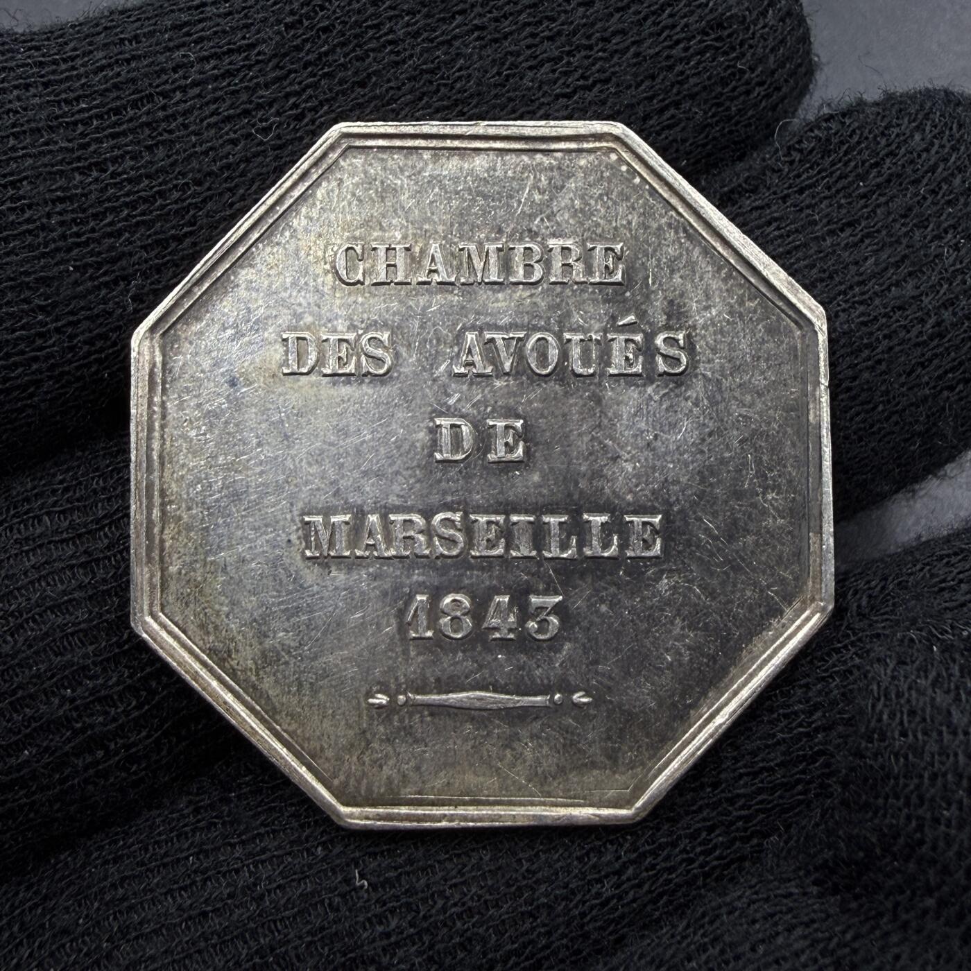 「木头集藏」“春启藏心”——章牌精品专场 Girault.F.～1843年法国马赛代诉人公会八角银章，直径：33.8 mm，12.5 g，边铭：船首 ARGENT （1842-1845年），正面刻画两位女神并肩而立，左侧为正义（JUSTICE），手持天平，代表法律的公平与公正；右侧为慈善（CHARITÉ），手持卷轴，象征司法中的人道与悲悯。二者相互依偎，体现了法国司法理念中“正义与慈悲并存”的核心精神。少见八角，初期版本，品相不错。