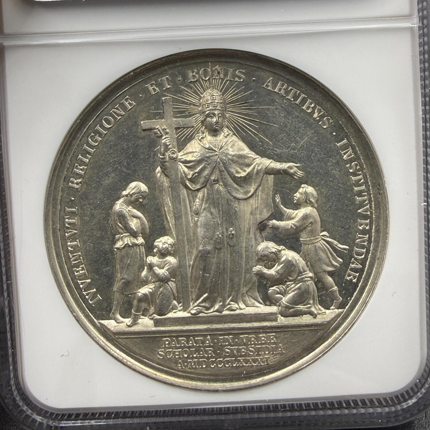 「木头集藏」“春启藏心”——章牌精品专场  E. BIANCHI ～1881年梵蒂冈教皇利奥十三世“罗马美术学院”纪念银章，直径：44 mm，背面拉丁语：“青年当以宗教与高尚艺术培育”，“1881年，城中为研习学问而设的学校已就绪”