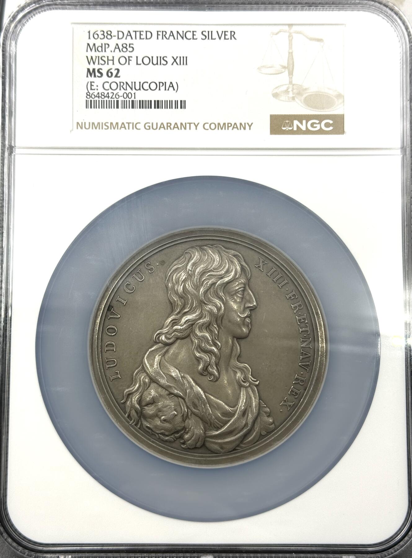 「木头集藏」“春启藏心”——章牌精品专场 Roëttiers和Bernard作品，法国路易十三的誓愿大银章，MS 62 ，直径：70mm，151 g，边铭：丰饶角 ARGENT。罕见品种！巴黎造币厂19世纪末至1907年之间铸造，此时正是巴黎造币厂铸造工艺的巅峰时期。实物品相上佳，非常精美。正面是法国国王路易十三肖像，背面是路易十三在巴黎圣母院将象征王权的王冠和权杖奉献给圣母玛利亚。