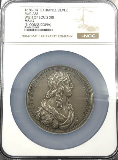 「木头集藏」“春启藏心”——章牌精品专场 - Roëttiers和Bernard作品，法国路易十三的誓愿大银章，MS 62 ，直径：70mm，151 g，边铭：丰饶角 ARGENT。罕见品种！巴黎造币厂19世纪末至1907年之间铸造，此时正是巴黎造币厂铸造工艺的巅峰时期。实物品相上佳，非常精美。正面是法国国王路易十三肖像，背面是路易十三在巴黎圣母院将象征王权的王冠和权杖奉献给圣母玛利亚。
