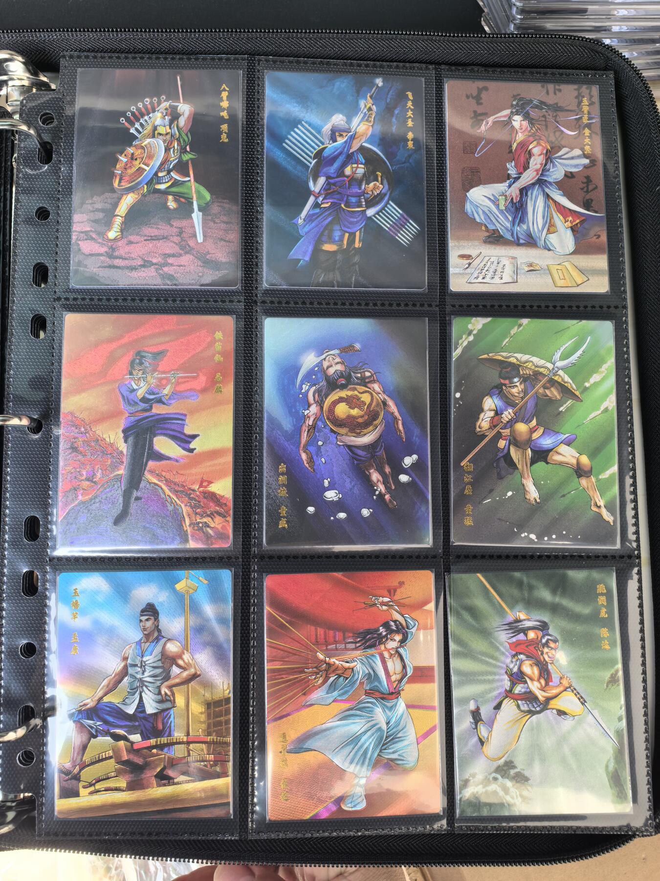 阳大大卡牌拍卖第106期（持续收拍品，周五晚上九点截拍，进群福利早知道） 【卡册】小浣熊30周年水浒传 摩点众筹 大粗闪151张大全套 包含所有特卡，一次性全部搞定，同时赠送一本万全之册B