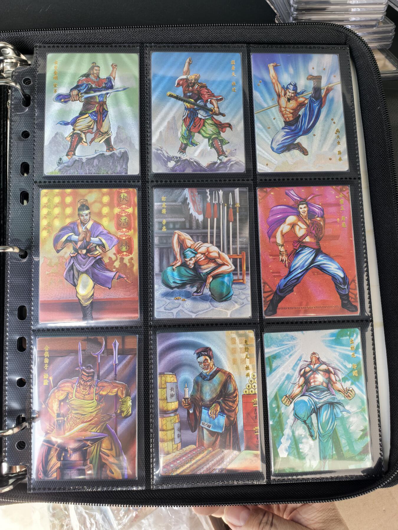 阳大大卡牌拍卖第106期（持续收拍品，周五晚上九点截拍，进群福利早知道） 【卡册】小浣熊30周年水浒传 摩点众筹 大粗闪151张大全套 包含所有特卡，一次性全部搞定，同时赠送一本万全之册B