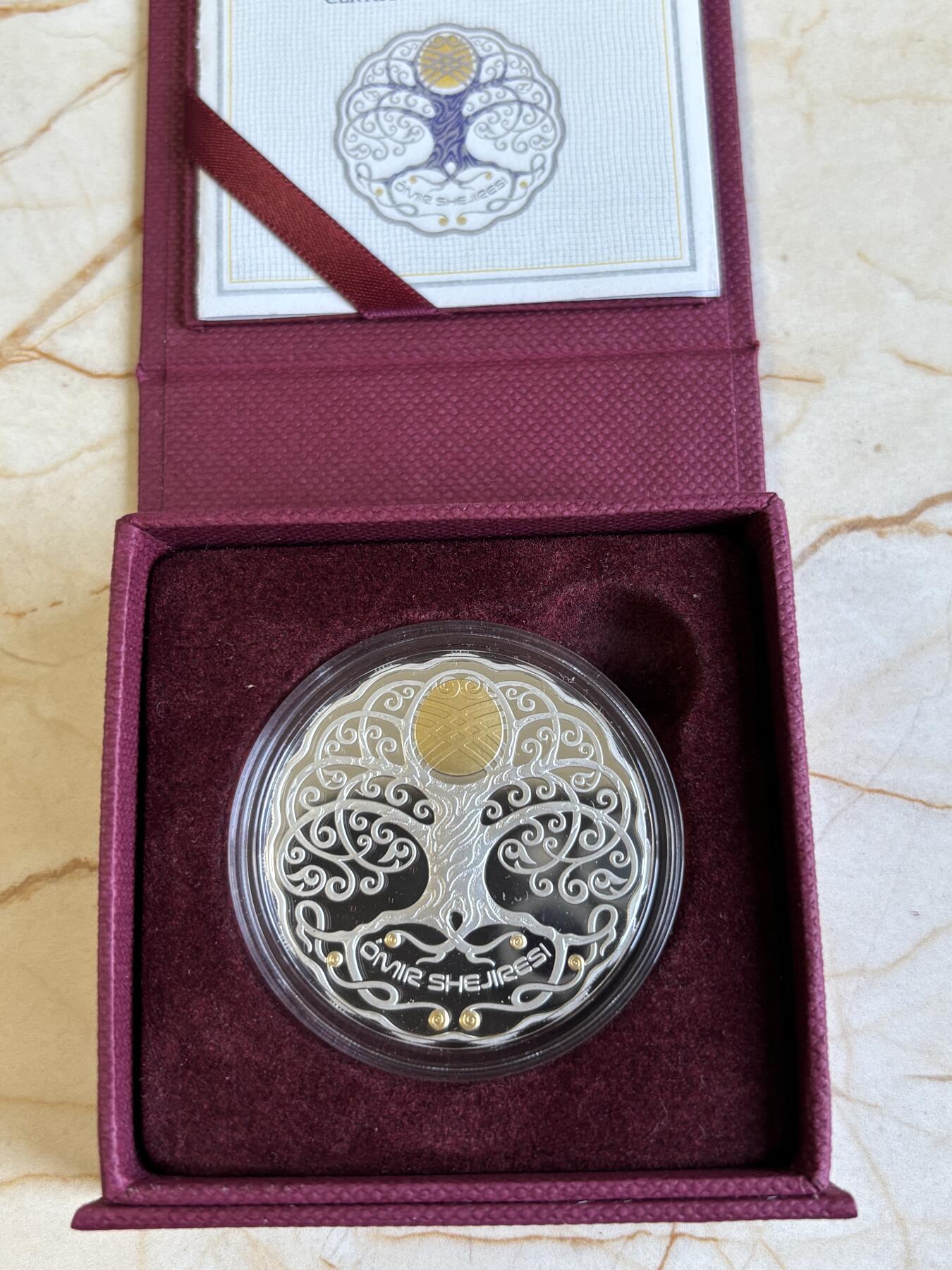 第194期拍卖 哈萨克斯坦2021年生命之树1oz银镶金纪念银币 0.03g金，发行7777枚