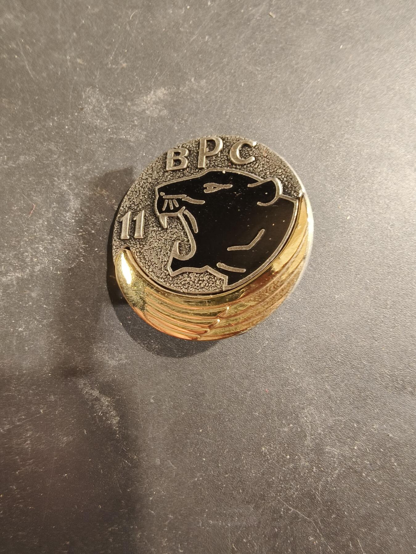 老王徽章第189期 法国陆军第11空降突击团证章     第11空降突击团是一支精锐伞兵部队，成立于1946年，曾作为法国国外情报和反间谍局(SDECE) 的武装分支服役。 