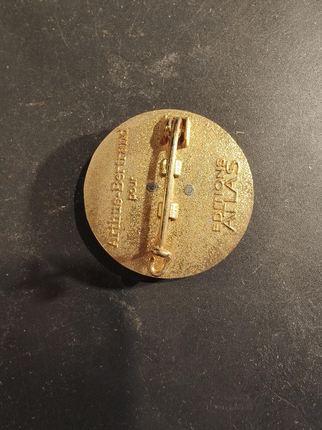 老王徽章第189期 法国陆军第1突击伞兵营证章       该单位成立于1943年，属于法国陆军，于1963年解散