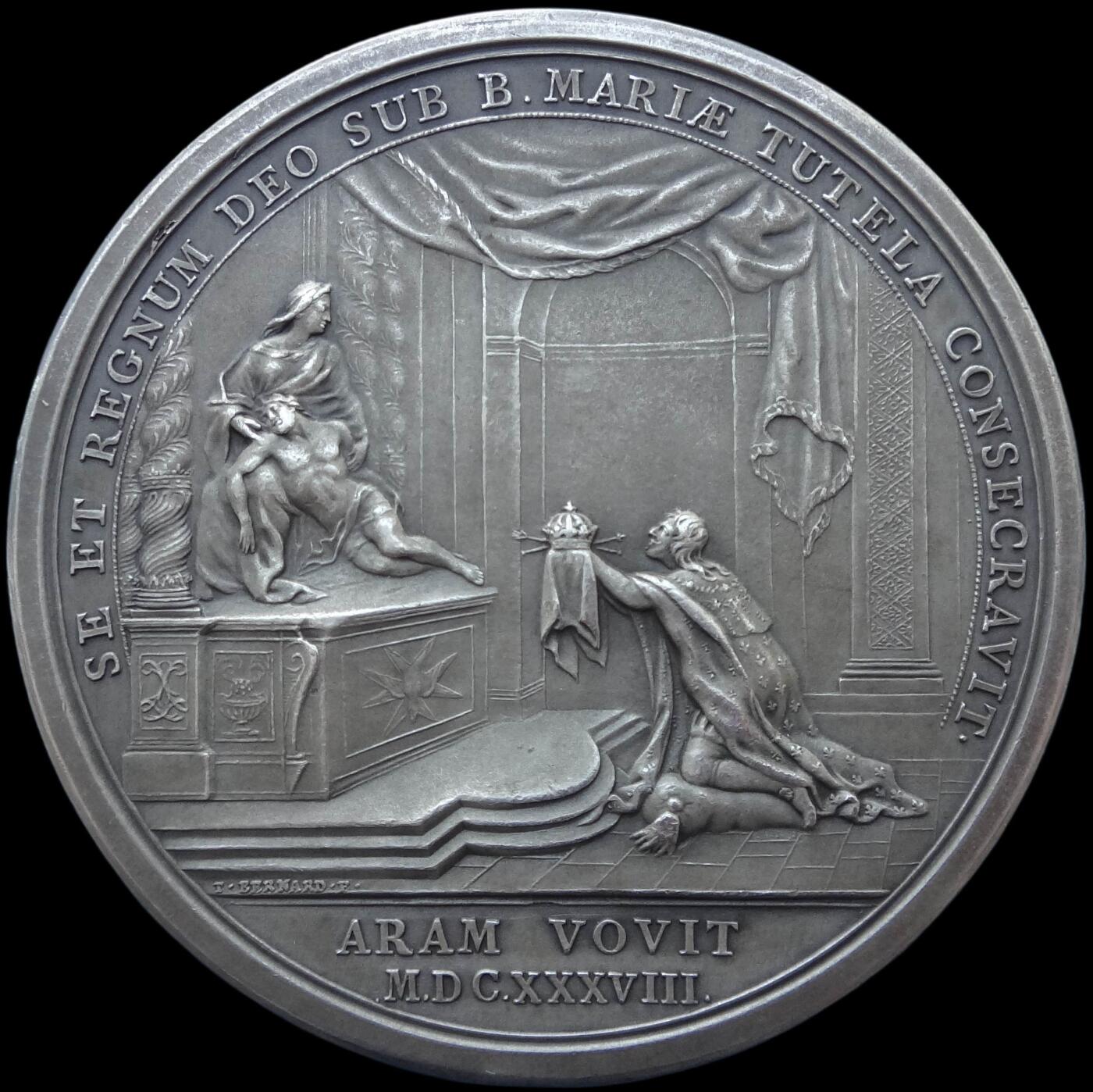 「木头集藏」“春启藏心”——章牌精品专场 Roëttiers和Bernard作品，法国路易十三的誓愿大银章，MS 62 ，直径：70mm，151 g，边铭：丰饶角 ARGENT。罕见品种！巴黎造币厂19世纪末至1907年之间铸造，此时正是巴黎造币厂铸造工艺的巅峰时期。实物品相上佳，非常精美。正面是法国国王路易十三肖像，背面是路易十三在巴黎圣母院将象征王权的王冠和权杖奉献给圣母玛利亚。