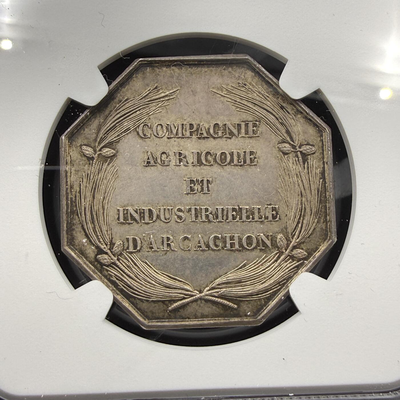 「木头集藏」“春启藏心”——章牌精品专场 法国阿卡雄农业与工业公司八角银章，MS 61,直径：32 mm，边铭：油灯 （1832-1841年），背面法语：阿卡雄农业与工业公司，比较少见。