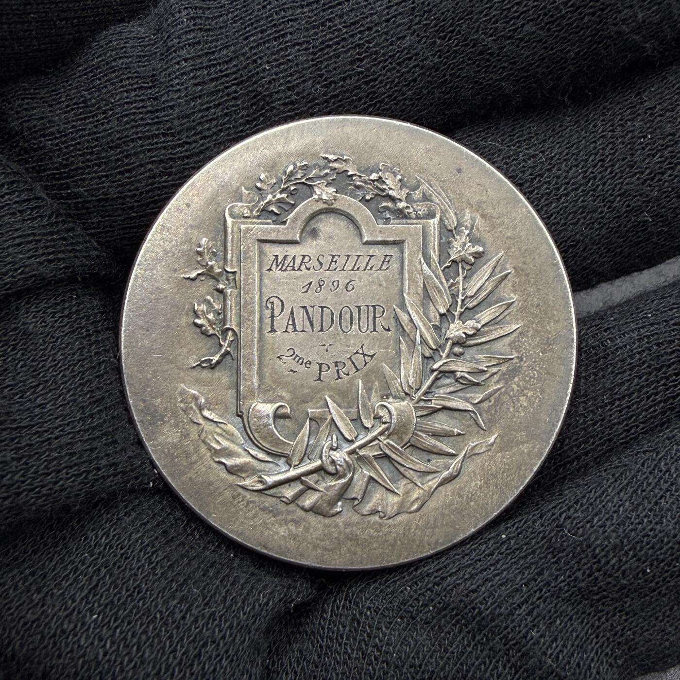 「木头集藏」“春启藏心”——章牌精品专场 1896年法国马赛猎犬竞赛原盒银奖章，直径：41 mm，33.5 g，边铭：丰饶角 ARGENT，刻画细致，品相很不错，原盒正常使用。
