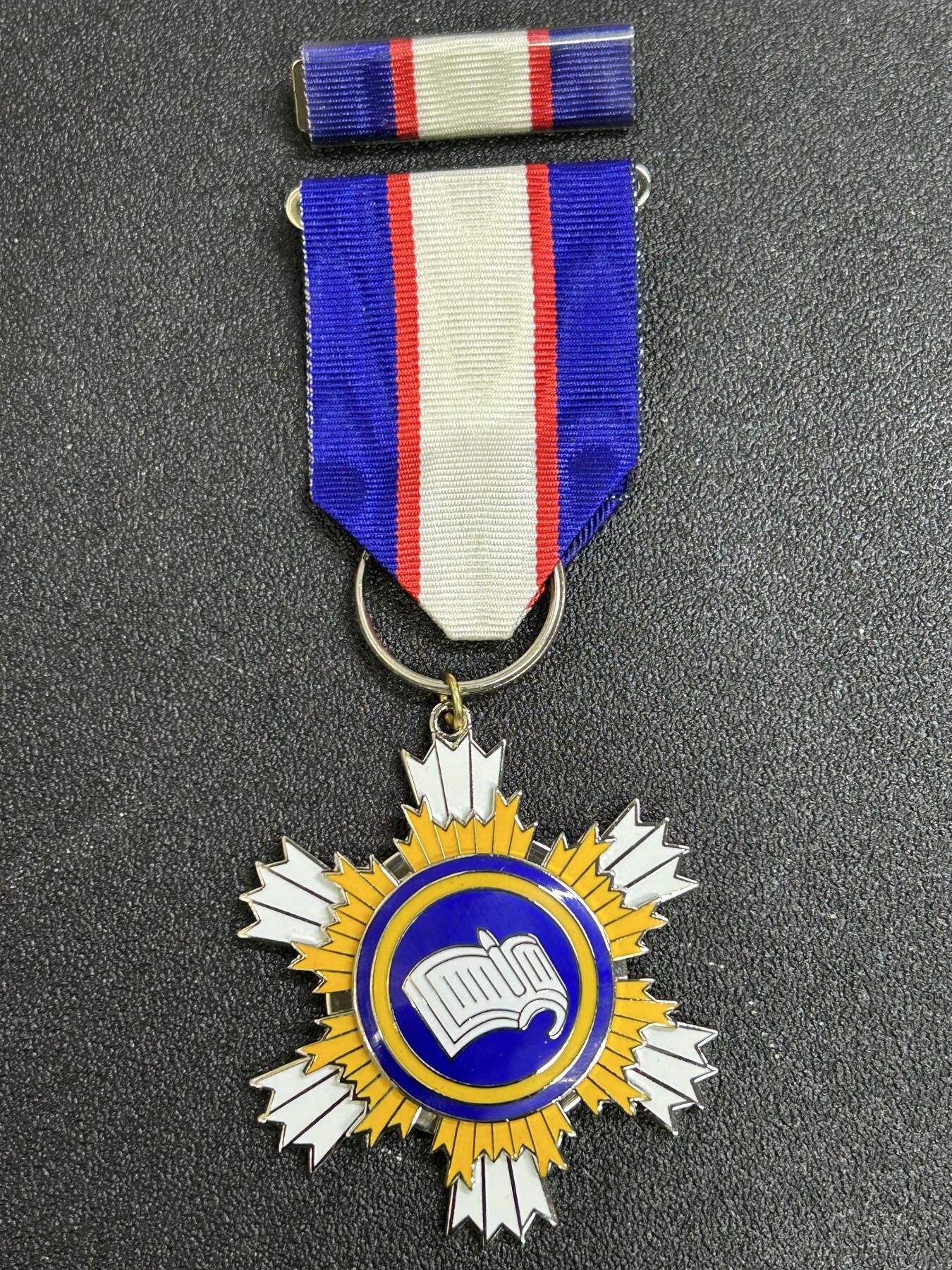 西秦中古拍卖第八十一期  民国二等绩学奖章 带勋略 退台后版本