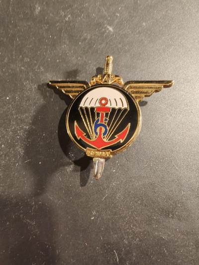 老王徽章第189期 - 法国陆军第6海军陆战队伞兵团证章      该团成立于1948年，是一支空降步兵单位，拥有悠久的战斗历史。 