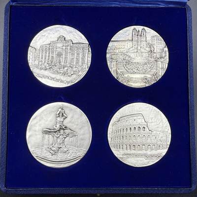 「木头集藏」“春启藏心”——章牌精品专场 - Giandomenico～意大利罗马著名景点系列银章四枚原盒套装 ，意大利著名造币厂Stefano Johnson铸造，直径：60mm，四枚总重456克，每枚背面都标有厂铭和含银量800。银章正面展示的是罗马举世闻名的4个景点：特雷维喷泉、圣三一教堂与西班牙阶梯、特里同喷泉、罗马角斗场。
