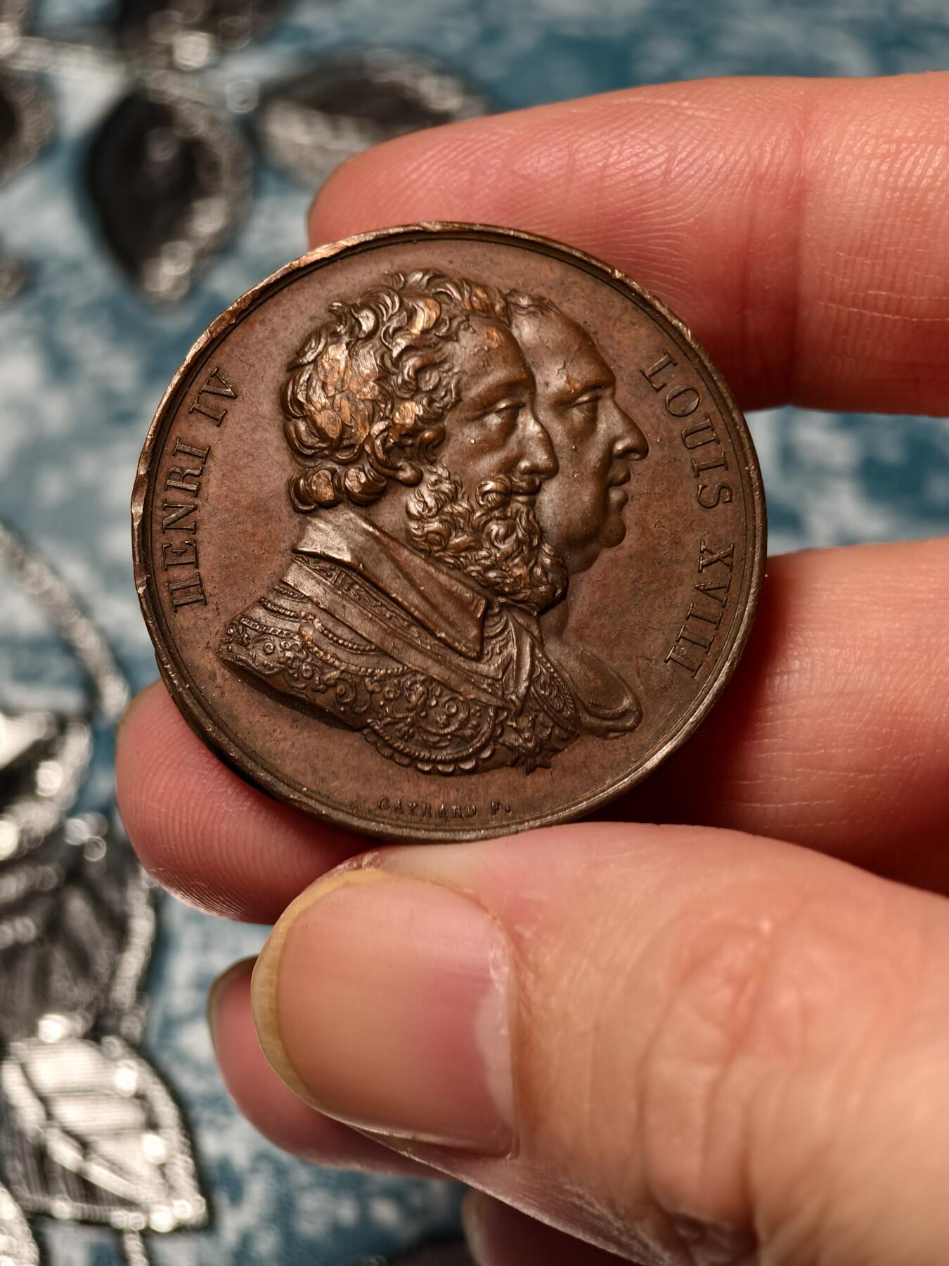 抚柳草堂-第十九期章牌钱币  奖章勋章限时免佣 满百包邮 放漏专场 1818法国波旁复辟时期的纪念铜章 由雕刻师 Raymond Gayrard 设计为纪念巴黎新桥亨利四世雕像重建而发行早期无边铭   直径33mm重20.7g