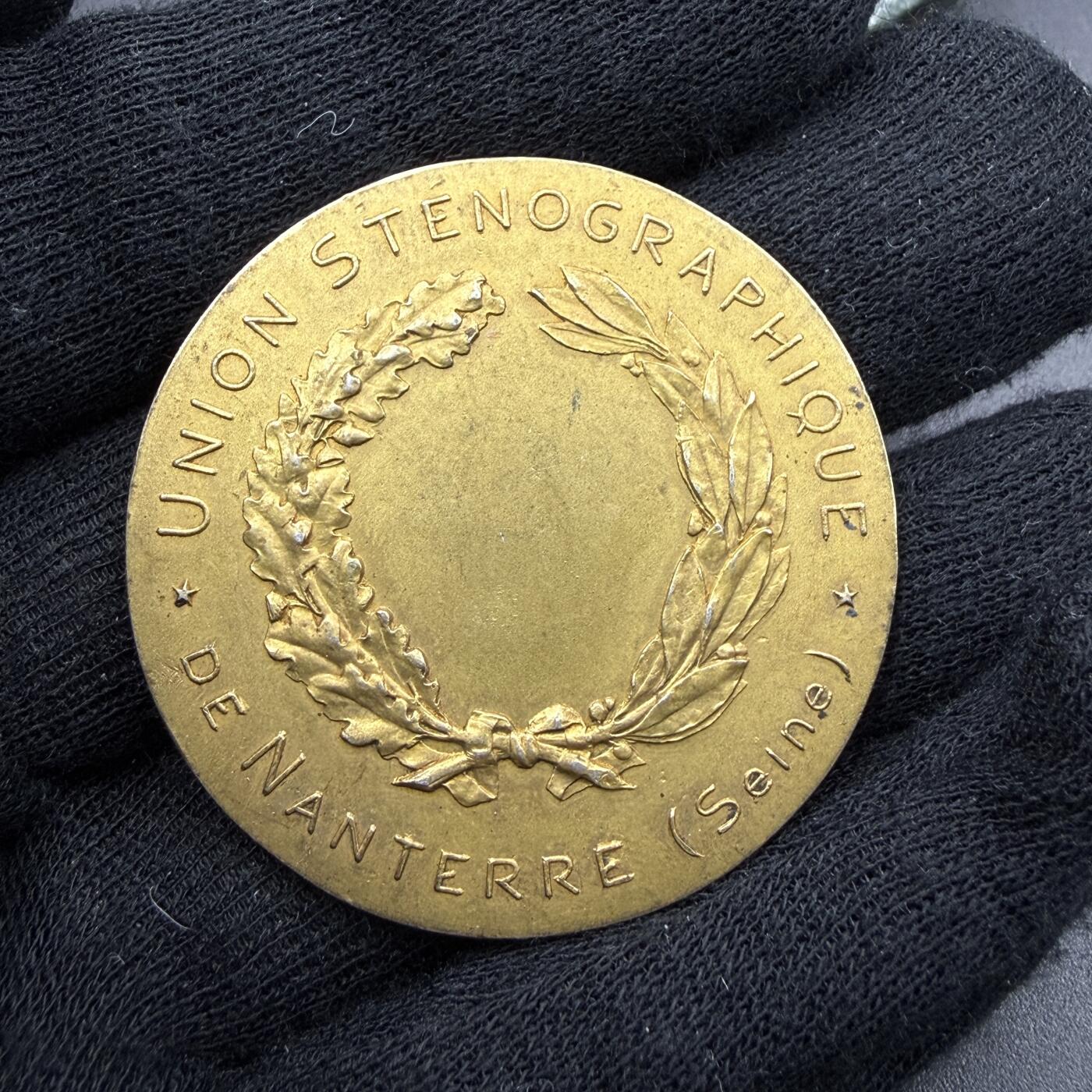 「木头集藏」“春启藏心”——章牌精品专场 G.Prud'homme～法国塞纳省楠泰尔速记员联盟原盒镀金银奖章，直径：41 mm，30.3 g，边铭：菱形厂标 ARGENT，少见戎装玛丽安娜形象，名家作品，原盒正常使用。