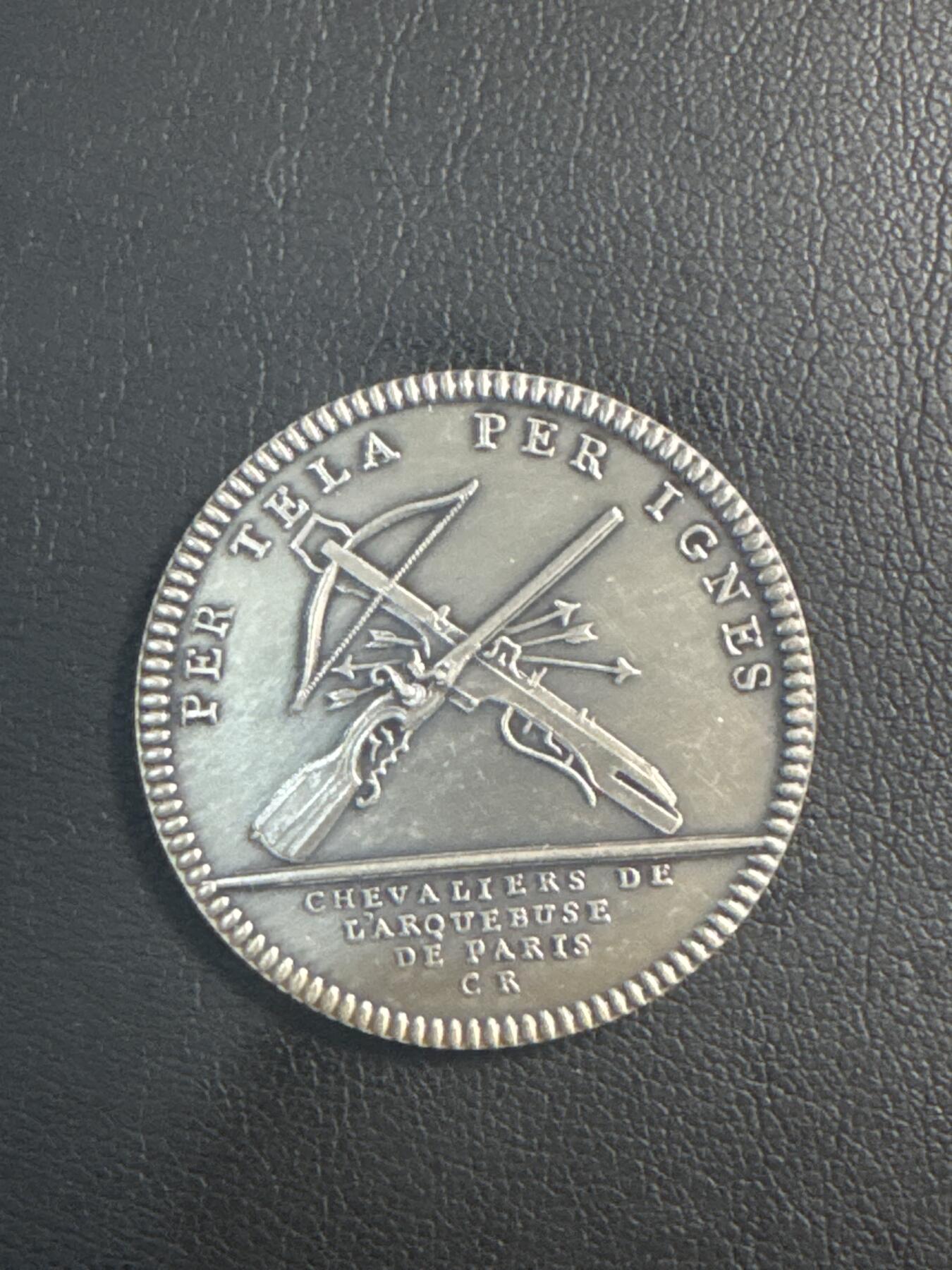 ❤️【币观天下】❤️ 第346期钱币拍卖场- 2026.3.27周五晚上6点半场 长期征集拍品  法国路易十四头像巴黎火绳枪与弩银jeton，13.89g，31.3mm，边铭：丰饶角1+500编号，含银95%，限量500枚后铸