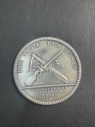 ❤️【币观天下】❤️ 第346期钱币拍卖场- 2026.3.27周五晚上6点半场 长期征集拍品  - 法国路易十四头像巴黎火绳枪与弩银jeton，13.89g，31.3mm，边铭：丰饶角1+500编号，含银95%，限量500枚后铸